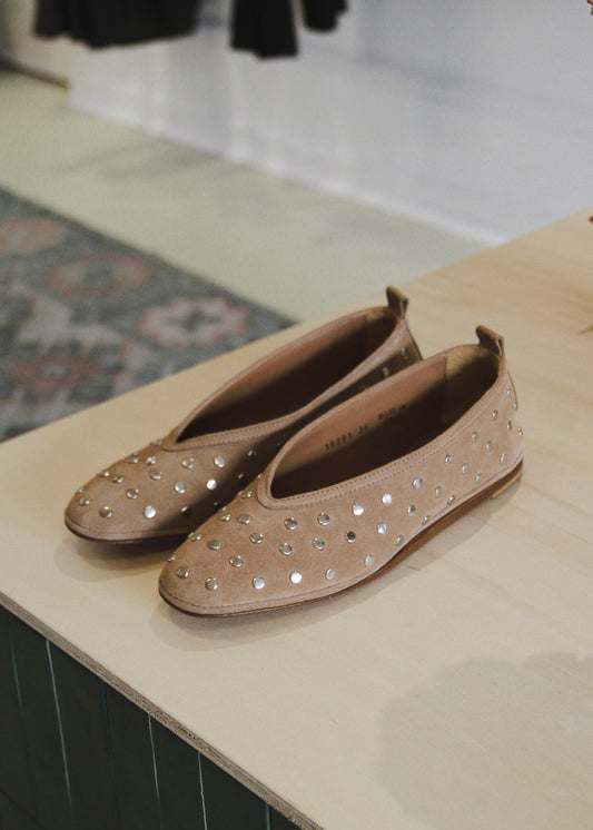 Ballerine à clous en daim beige
